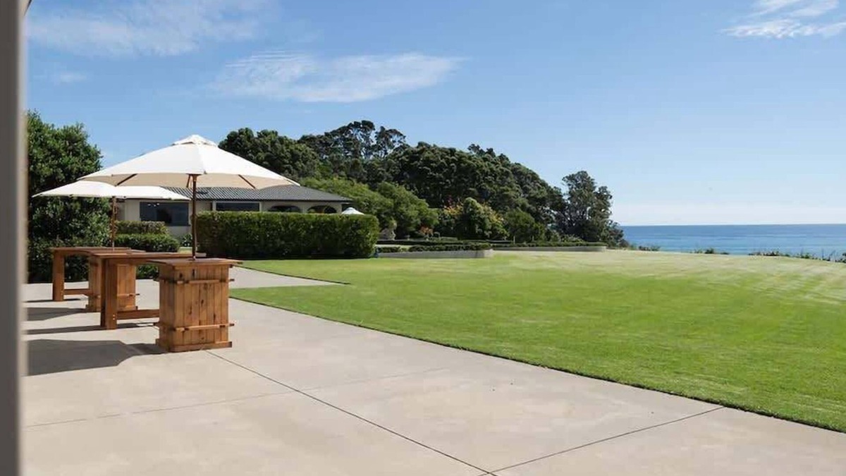 Pitone House | Bungalow Coastal Retreat - large luxury homestead