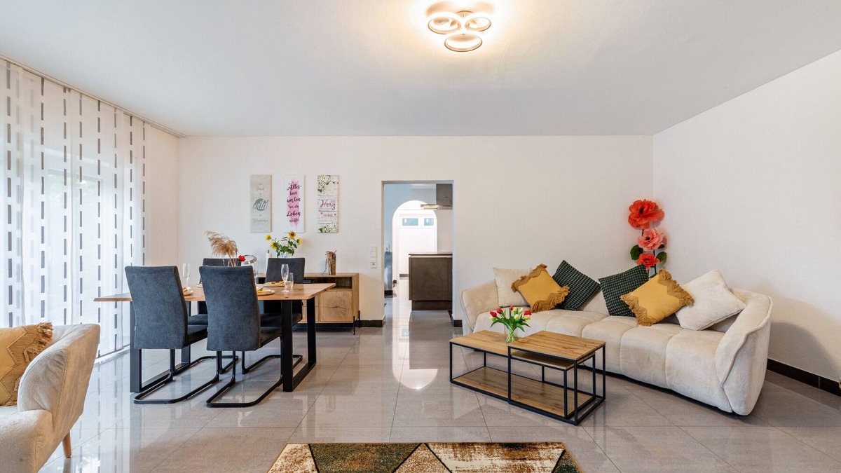 Leonberg House | Bungalow 'Ferienwohnung Gerlingerhöhe' with Private Terrace and Wi-Fi