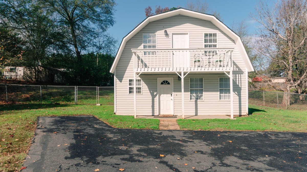 Arcadia House | Bungalow Home with EV charger - No Cleaning Fee