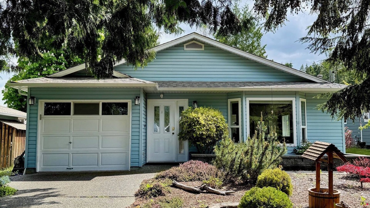 Regional District of Nanaimo House | Bungalow in beautiful Qualicum Beach.