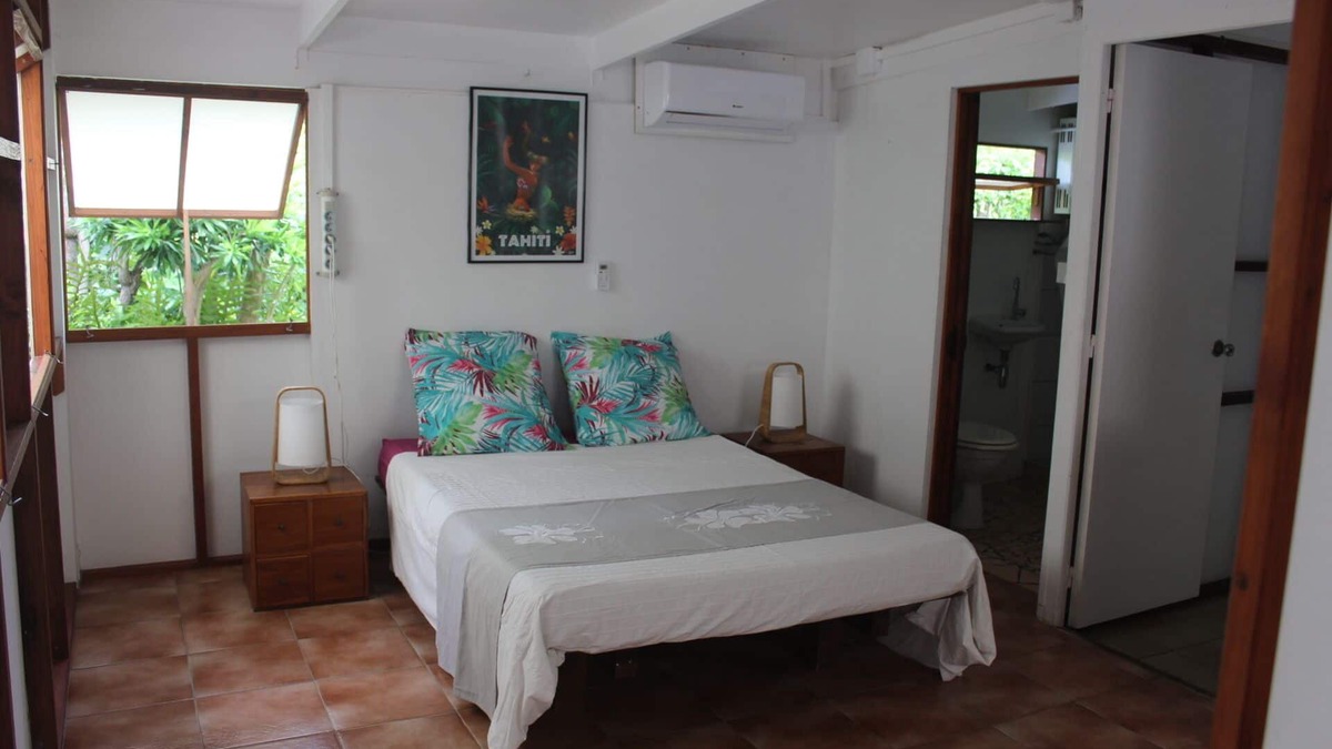 Temae House | Bungalow in shared garden with house, seafront and private beach.