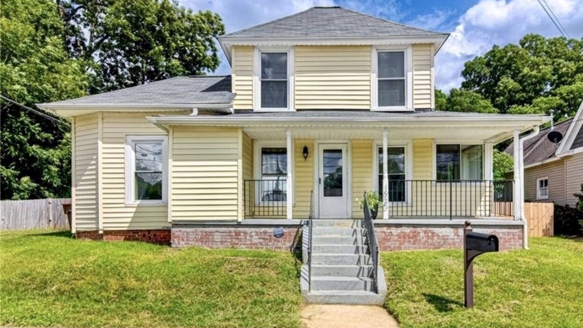 Old Irving Park House | Bungalow in the heart of Greensboro, close to Downtown, restaurants and shops
