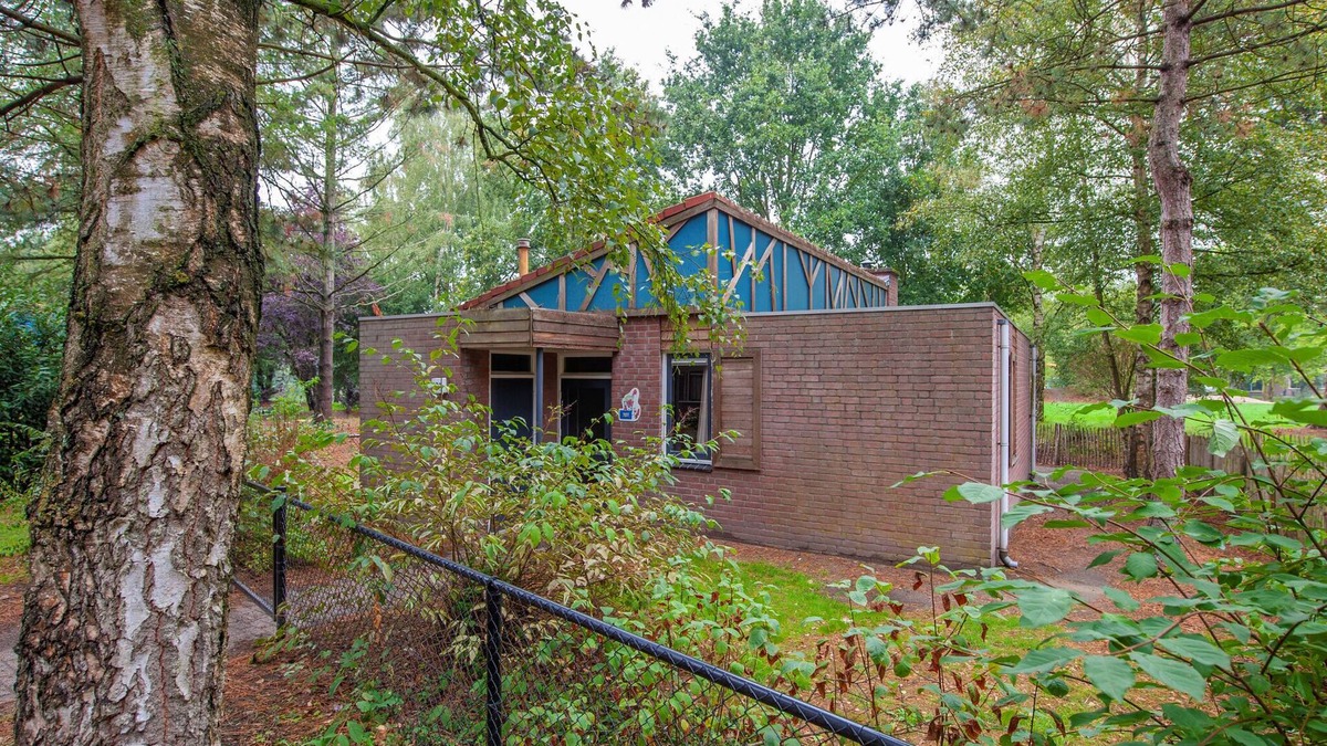 Municipality of Weert House | Bungalow in Weerterbergen with Fireplace