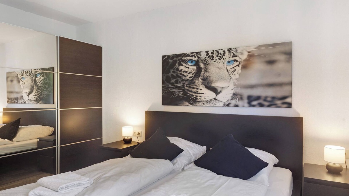 Niedenstein House | Bungalow 'Leopard' with Shared Terrace, Shared Garden and Wi-Fi