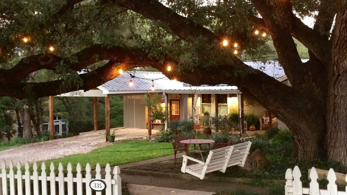 Salado House | Bungalow Oaks - Steps from Historical Main Street