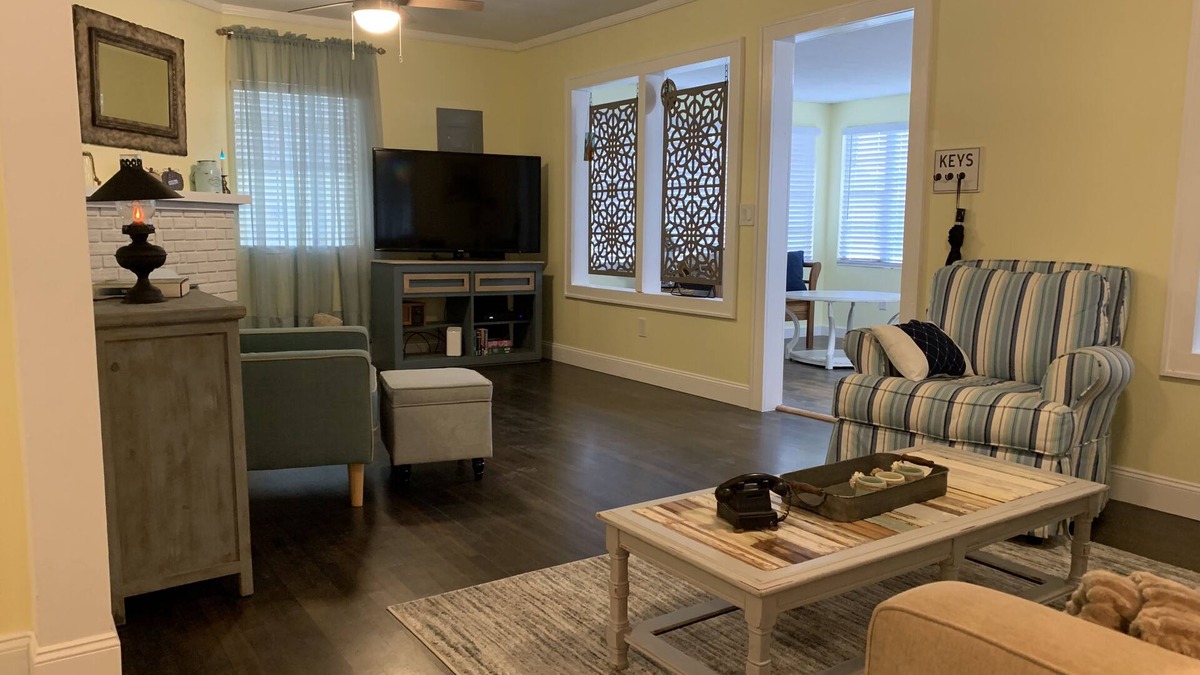 Tavares House | Bungalow on Barrow Lake Dora, Big House, fishing, Mt Dora and downtown Tavares