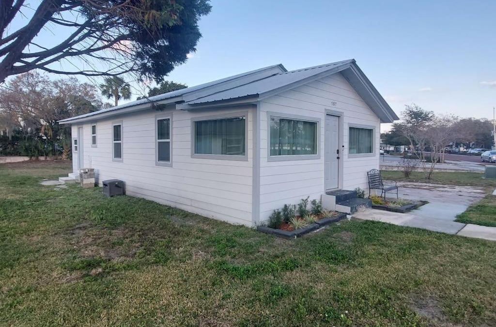 Tavares House | Bungalow overlooking Lake Dora!