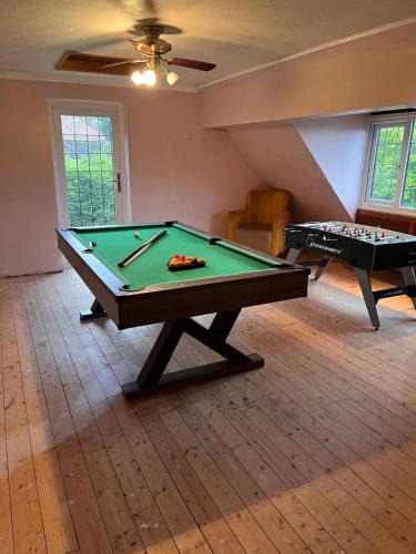Bromsgrove House | Bungalow Retreat With Games Room And Pool Table