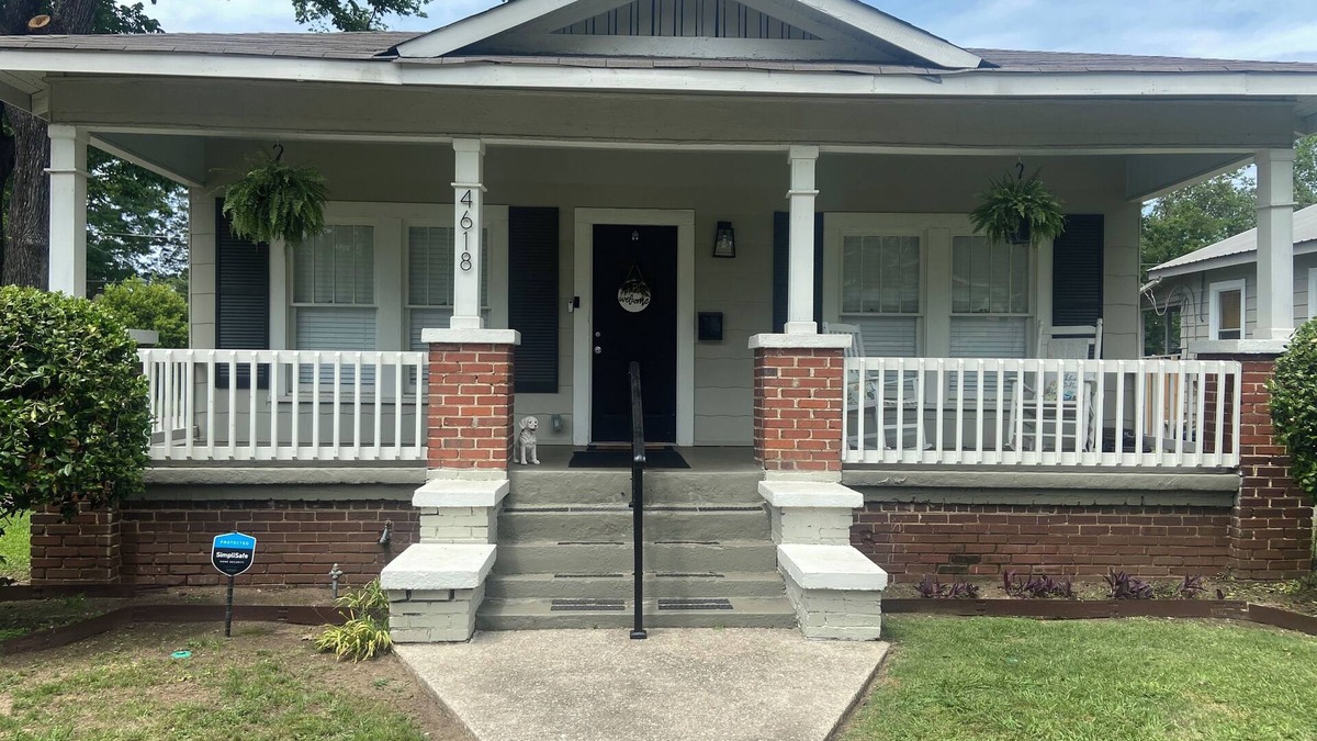 Crestline Heights House | Bungalow that is less than 20 mins away from Birmingham downtown attractions!