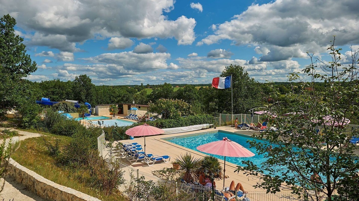 Mauroux House | Bungalow with a terrace on a hill in Dordogne