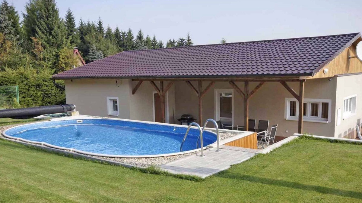 Svahova House | Bungalow with an outdoor pool