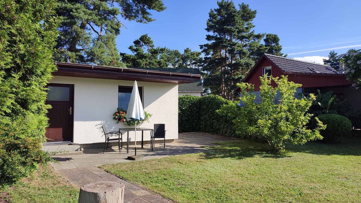 Fuhlendorf House | Bungalow with terrace and garden