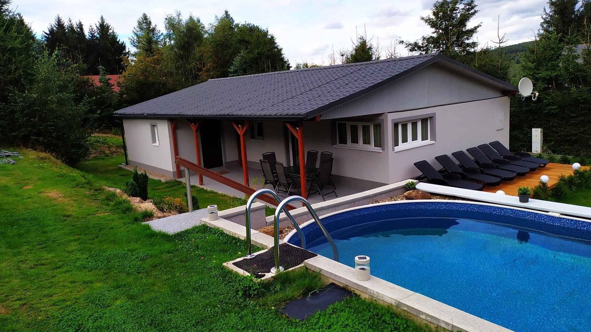 Svahova House | Bungalow with the outdoor pool and fitness equipment