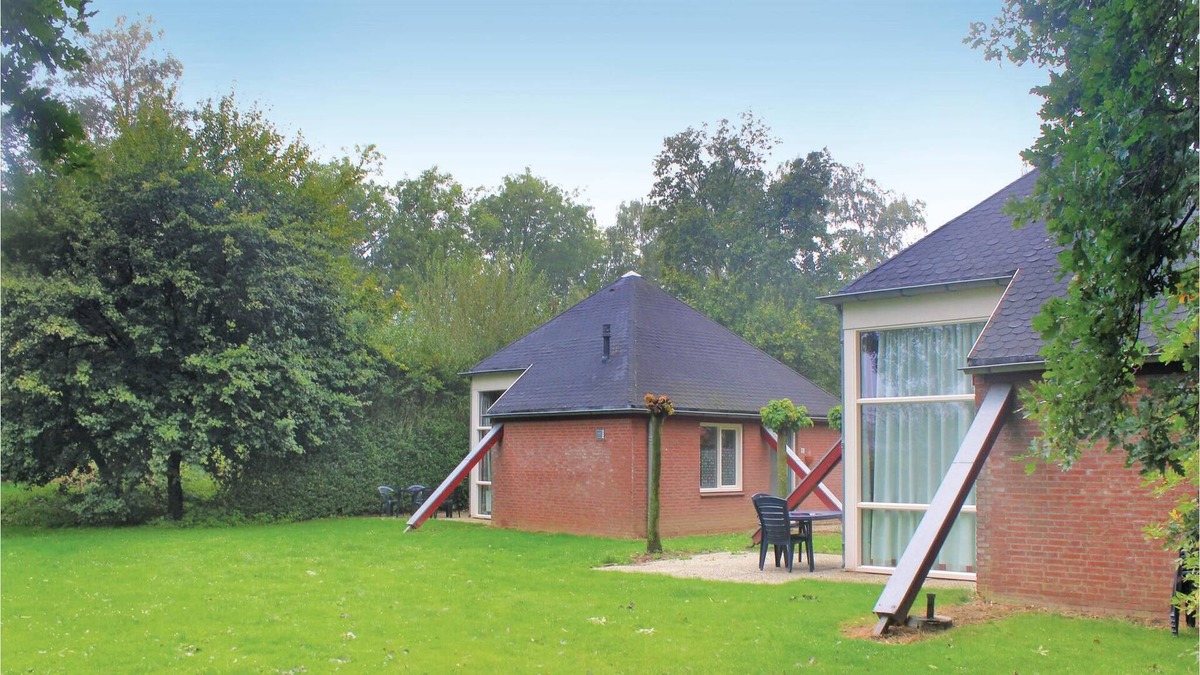 Posterholt House | Bungalowpark Het Posterbos is located 800 meters outside the sociable village of Posterholt in the m