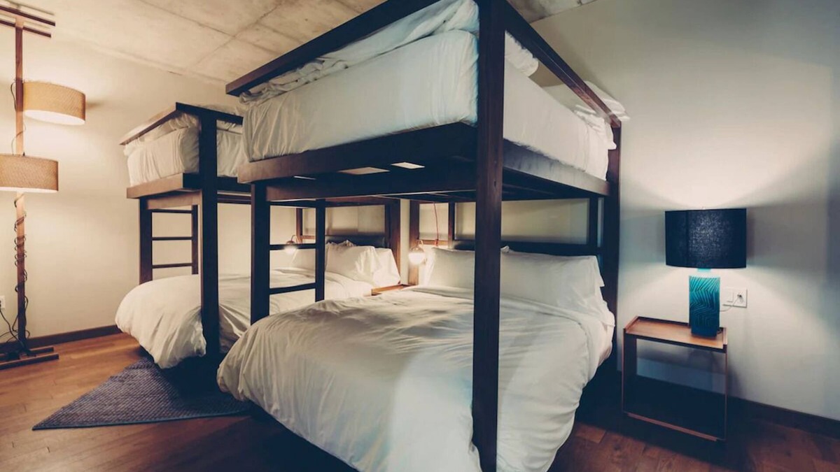 Travis Heights Hotel | Bunk Suite with Lounge Area and Balcony for 4
