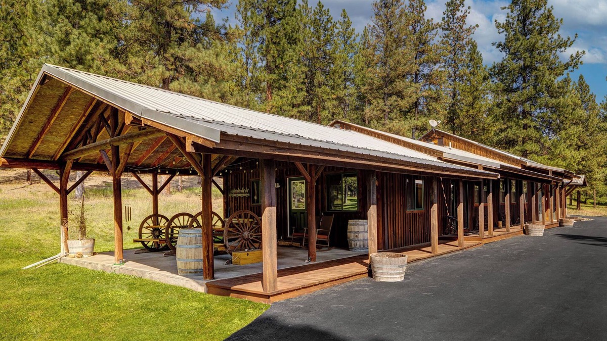 Superior House | Bunkhouse Cabin - Alpine Falls Ranch