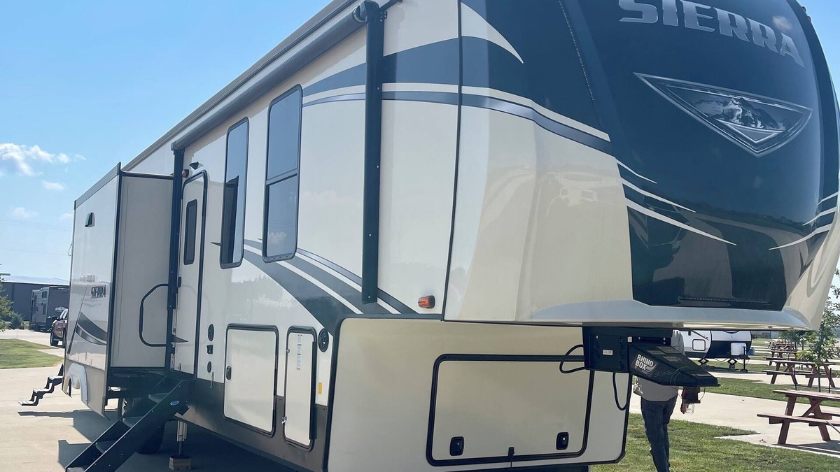 Waxahachie House | Bunkhouse RV in Waxahachie @ The Flying Dutchman RV Resort, Scarborough Hollows