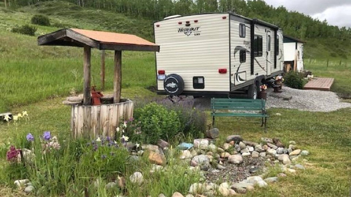 Babb House | BUNKHOUSE RV - MOUNTAIN VIEWS ON A BUDGET & MINUTES TO GLACIER EAST ENTRANCE