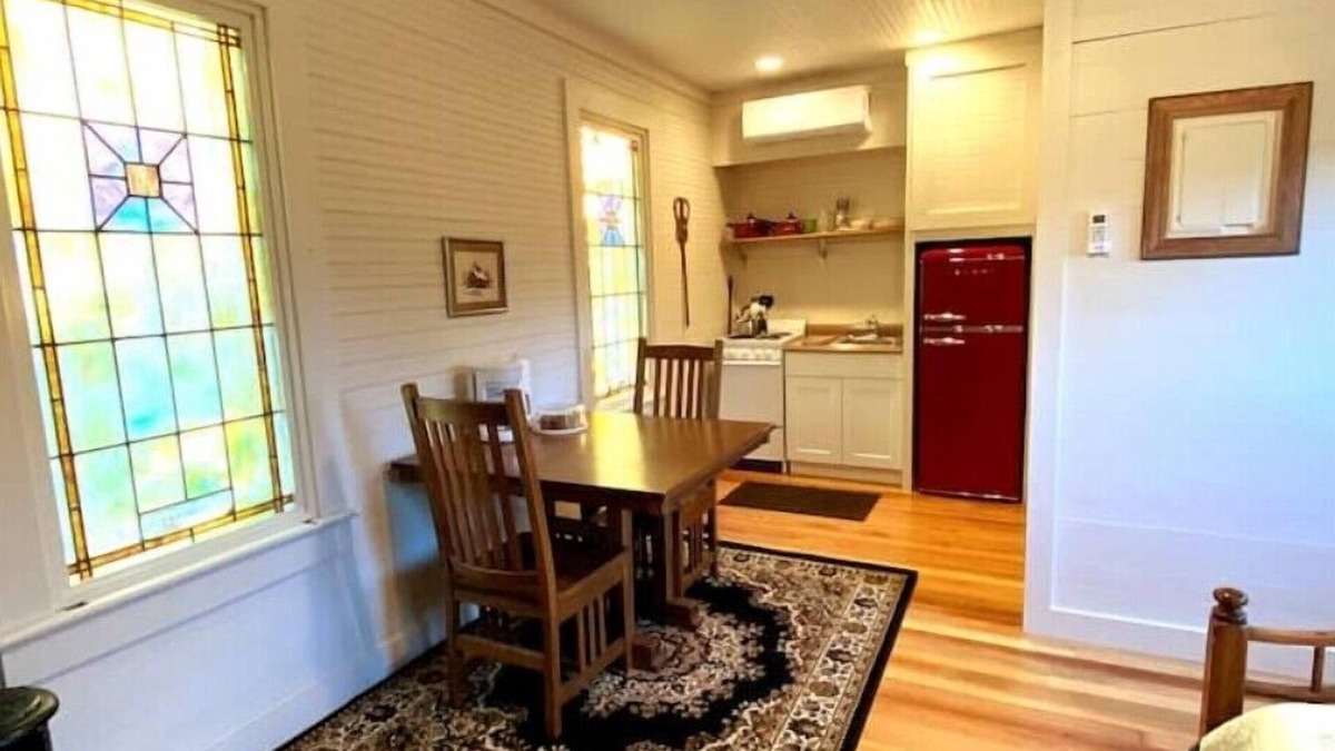 Jacksonville Cabin | Bunkhouse Seventy-Four - Cute, quaint and just minutes from Jacksonville, ILn