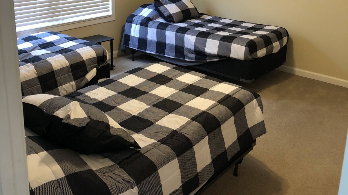 Hopkinsville House | Bunkhouse w/ fire pit