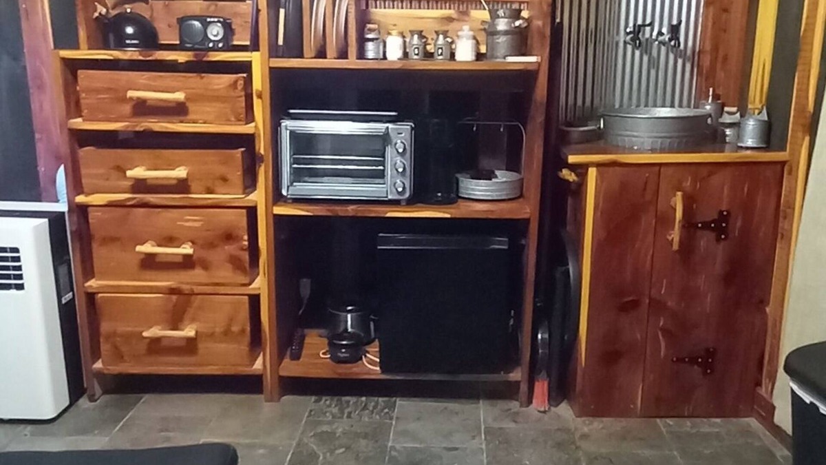 Elkland Cabin | Bunkhouse with AC at B Berry Farms & Co in Elkland, Mo
