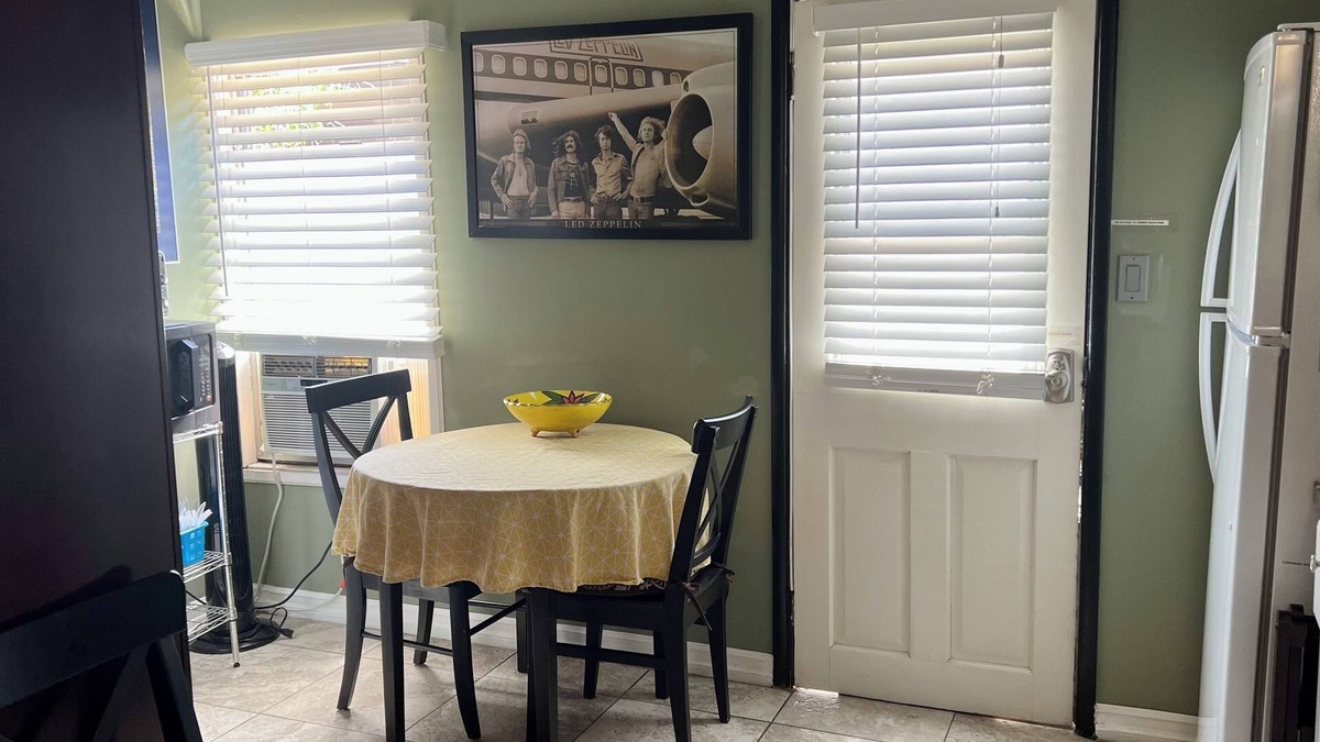 Burbank Cottage | Burbank QUIET & CLEAN & Private By Warner Brothers & NY Film Academy - Pet OK