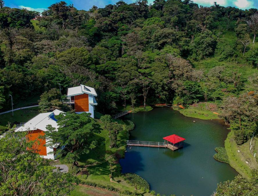 Quebrada Grande Hotel | Burbi Lake Lodge Monteverde