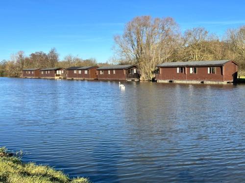 Smallburgh Boat Rental | Bure River Lodge Houseboat