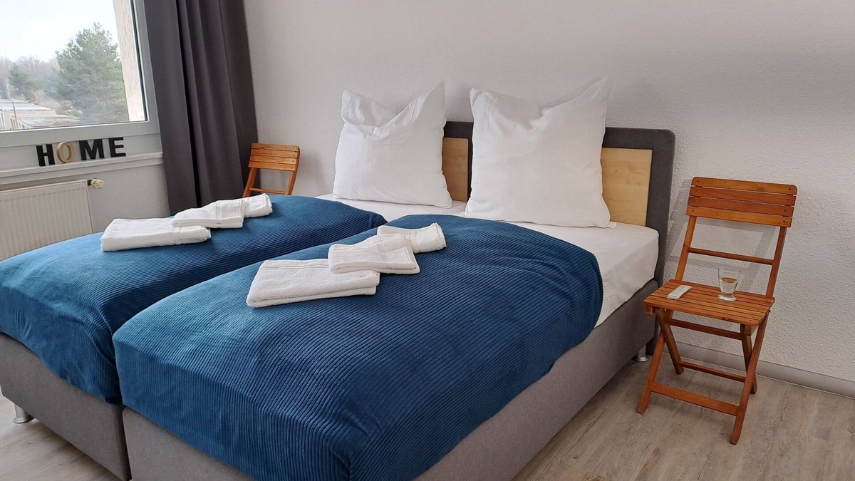 Muldestausee Apartment | BurgK59, 3BR, 6Beds, Tv, Wifi, Kitchen and Bath. 5 min to train station