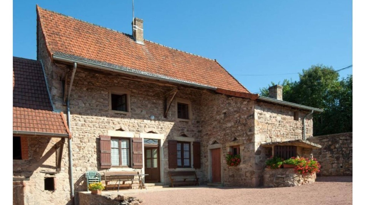 Curtil-sous-Buffieres Cottage | Burgundy farmhouse converted into a gîte in a quiet hamlet