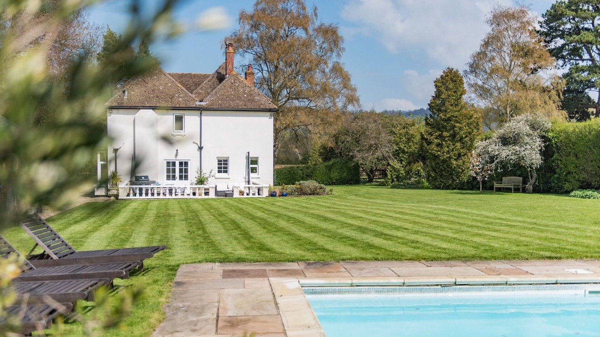 Charing House | Burleigh House by Bloom Stays - sleeps 12 guests in 6 bedrooms