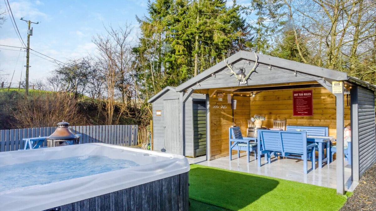 Hexham House | Burnside Cottage - Three Bedroom House, Sleeps 8