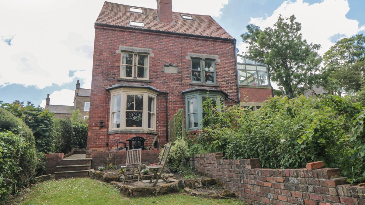 Fylingthorpe Cottage | BURNSIDE, family friendly, with open fire in Robin Hood’s Bay