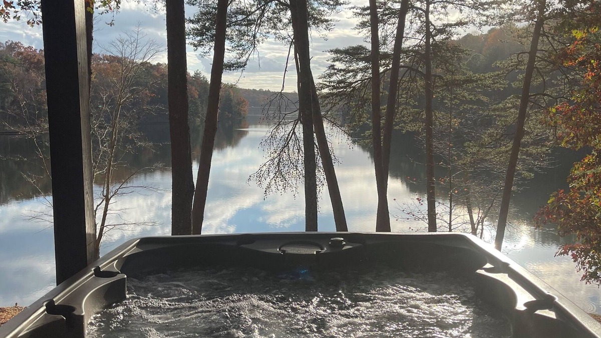 Jasper Cabin | Burnt Mountain Waterfront Log Cabin, with 6person Spa