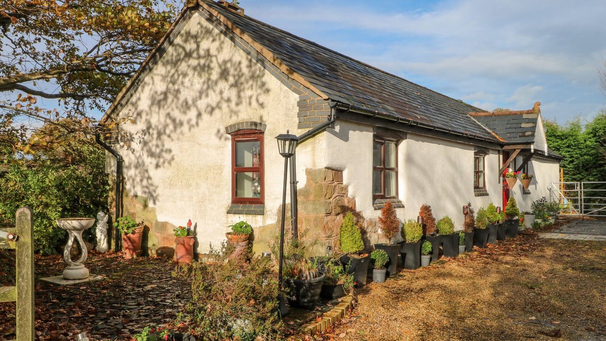 Mynydd Isa House | BURNT OAK STABLES, pet friendly, with a garden in Mynydd Isa