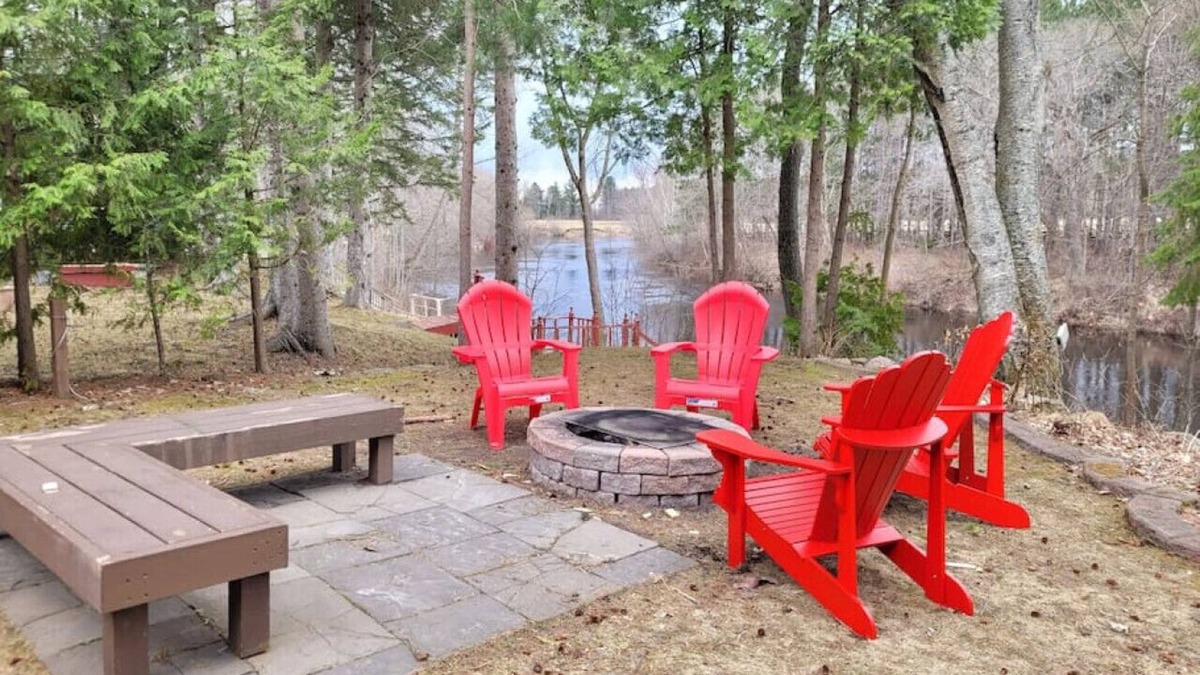 Burnt River Cottage | Burnt RIver · Whispering Pines Riverside Retreat