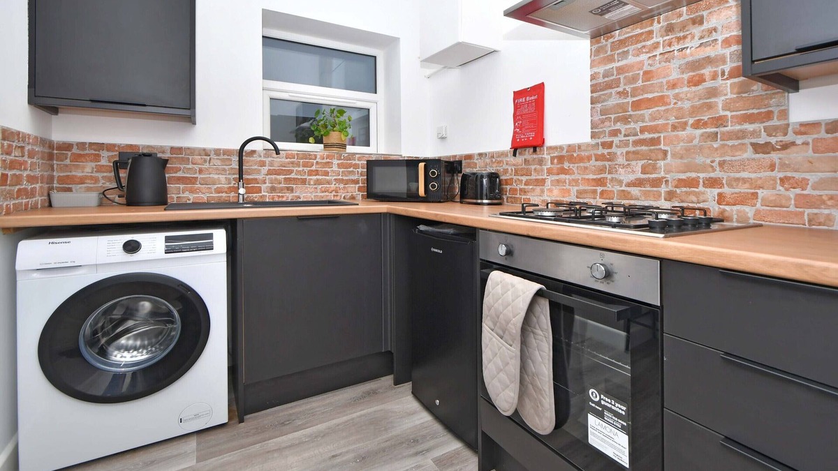 Burton on Trent Apartment | Burton Apartments. Free WiFi & Parking - Sleeps 2