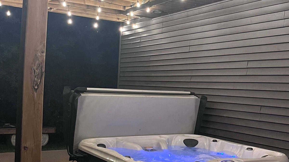 Lambton Shores House | Burwell Hideaway Nordic Spa *HOT TUB * Sauna* Pool Table * Fireplace *