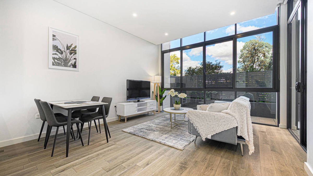 Burwood Apartment | Burwood stunny apt with Parking | Train&Shopping