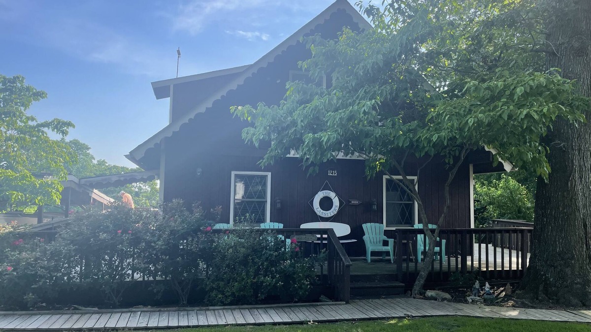 Spring Grove House | Busch Gardens-Williamsburg-Fishing-Cornhole-Deck-River View- FIRE TABLE!