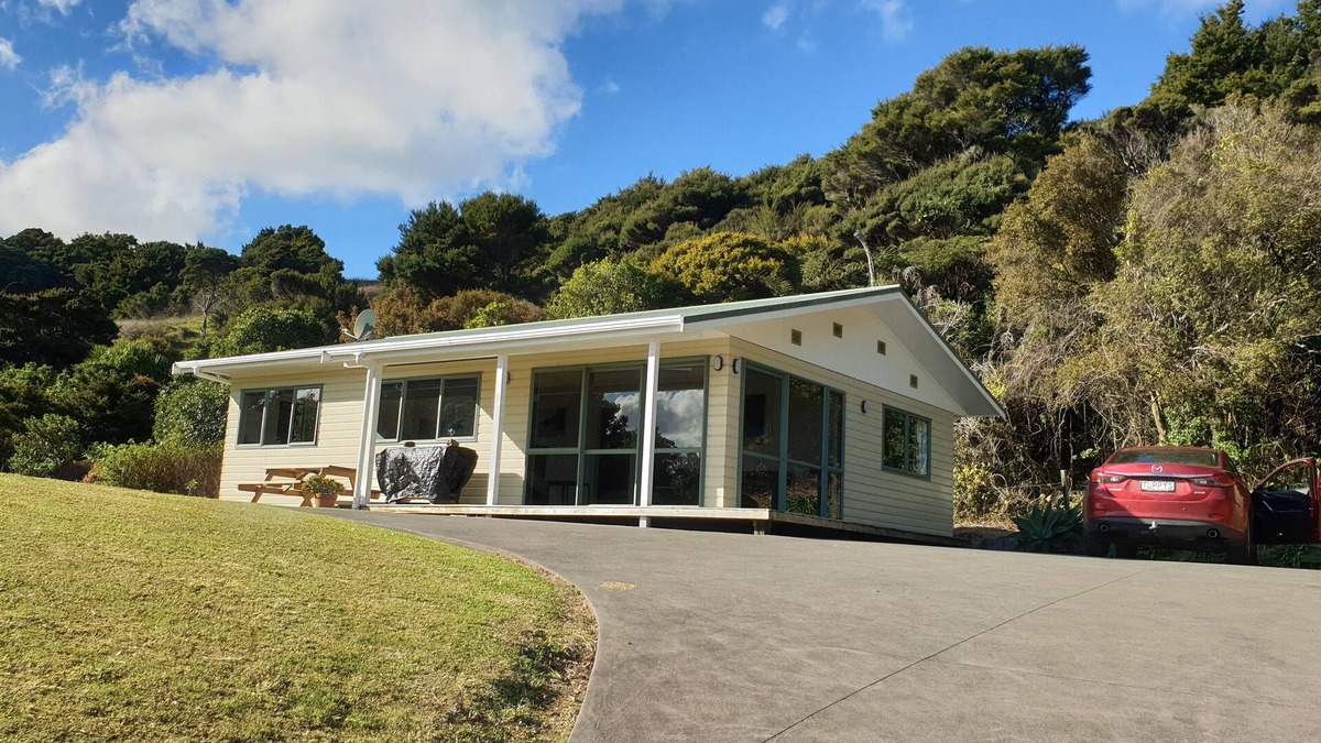 Whangarei Heads Cottage | Bush backdrop, privacy and Bay views