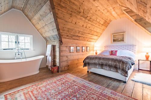 Chiddingstone Hoath House | Bushes Oast by Bloom Stays