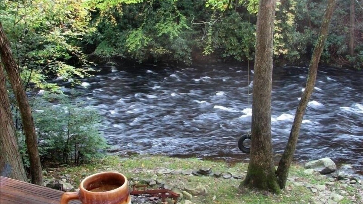 Bushkill Ski Chalet | Bushkill Creek Waterfront Chalet Near Bushkill Falls