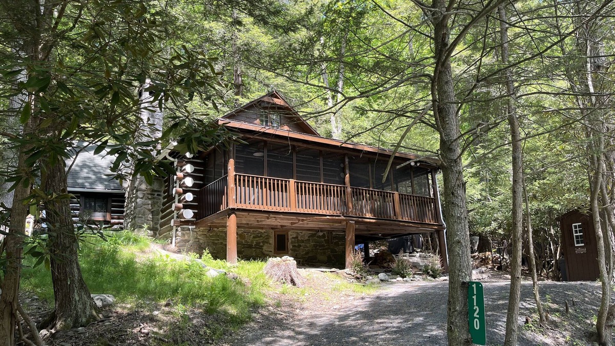 East Stroudsburg Cabin | Bushkill Waterfront Log Cabin