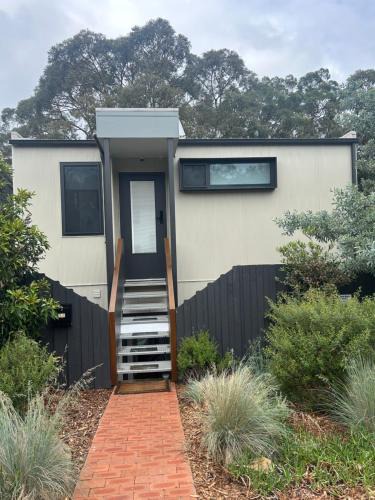 Lane Cove North Apartment | Bushland setting close to Sydney CBD- stand alone apartment