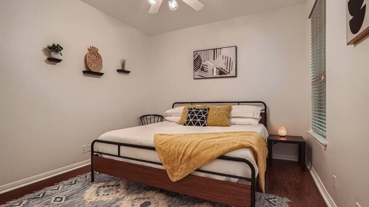 North Loop House | Business Friendly Central Austin 3/2 Townhome w/Pool!
