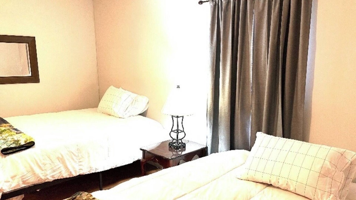 Sherman House | Business Professionals on Bordeaux Private Room 2 : w/ WiFi, Cable & Gym