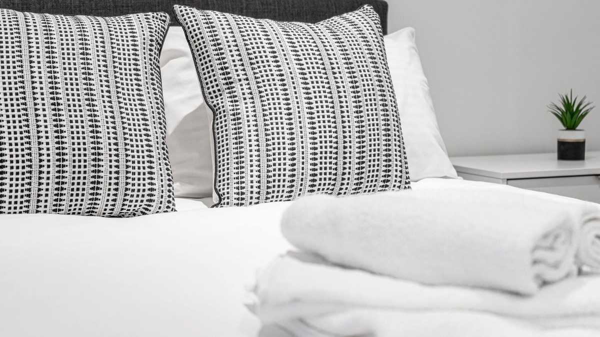 Barnt Green Apartment | Business-Ready Studio, Free Parking - NEC & Airport