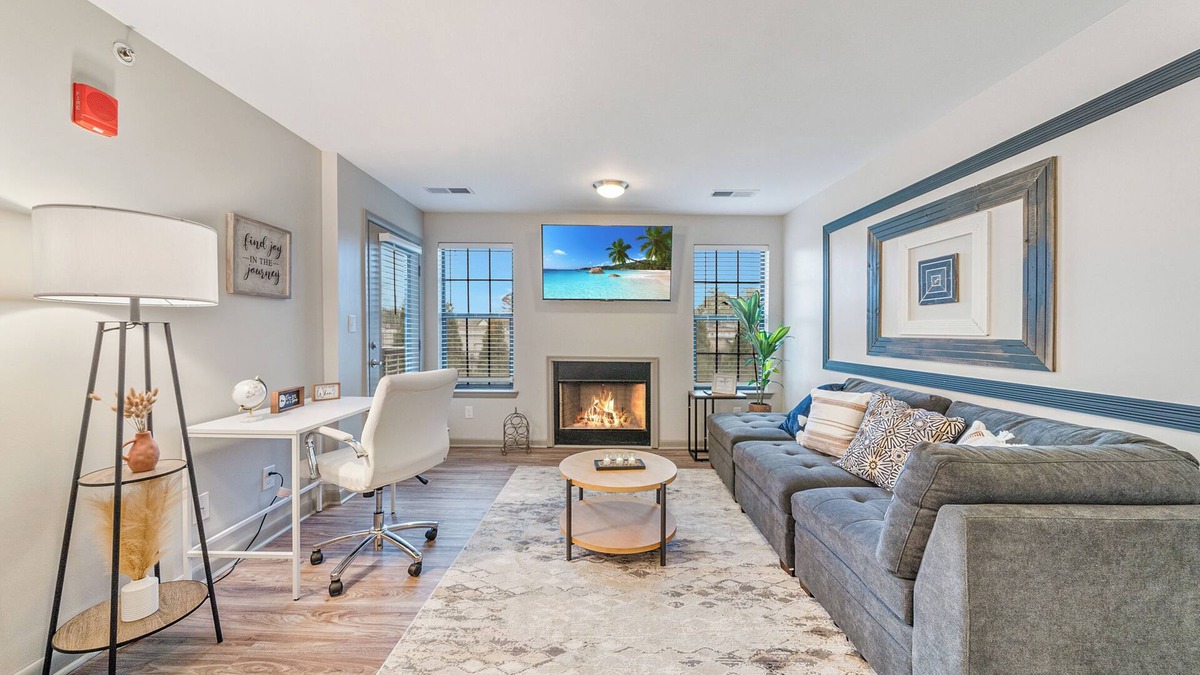 Sherwood Park Apartment | Business Traveler+ Gate 9 3 minsSpace Camp 3 mins. UAH Campus 5 minutes-Shopping