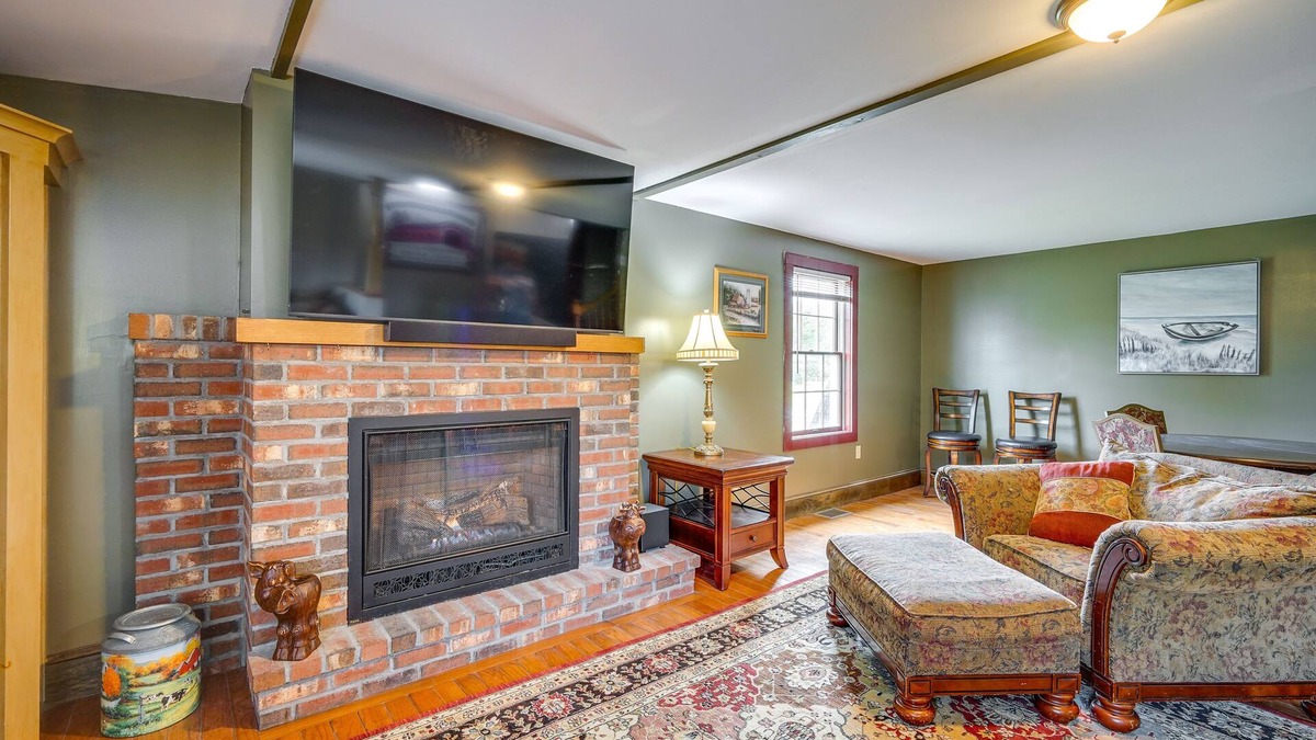Buskirk House | Buskirk Vacation Rental w/Deck & Putting Green!